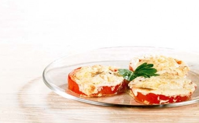 Tomates criollos gratinados con queso de cabra